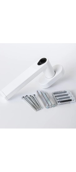 Оконная ручка с отпечатком пальца белого цвета